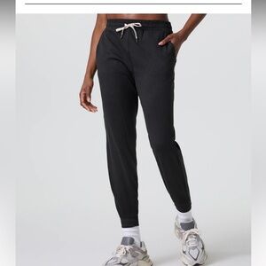 Vuori women’s performance jogger black